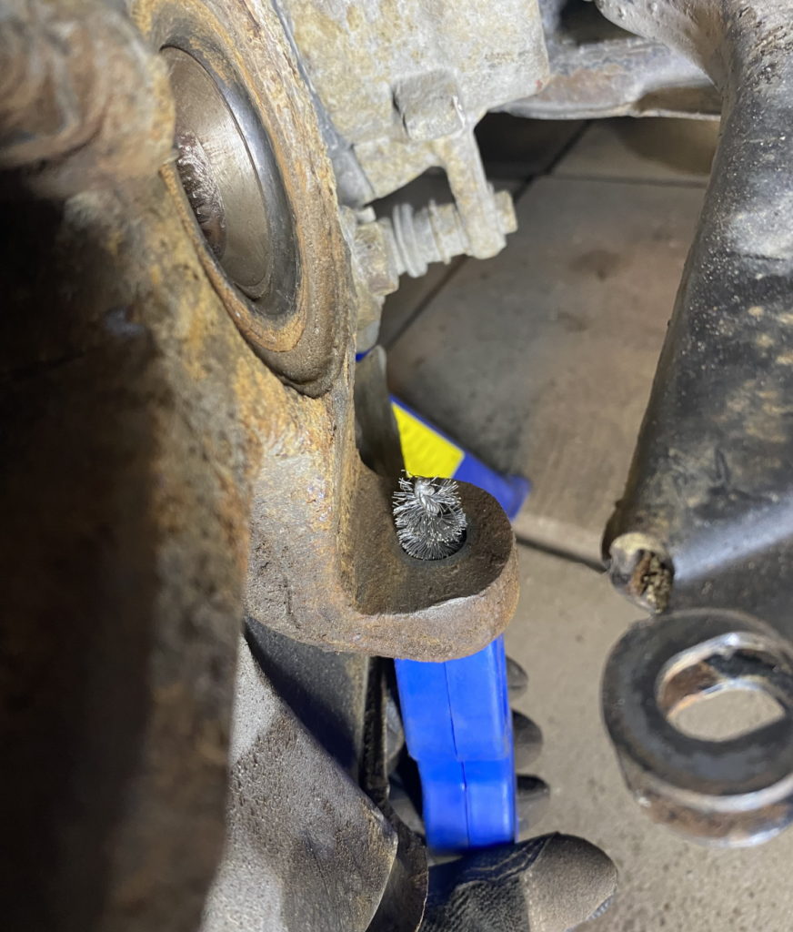 Polish the lower ball joint hole